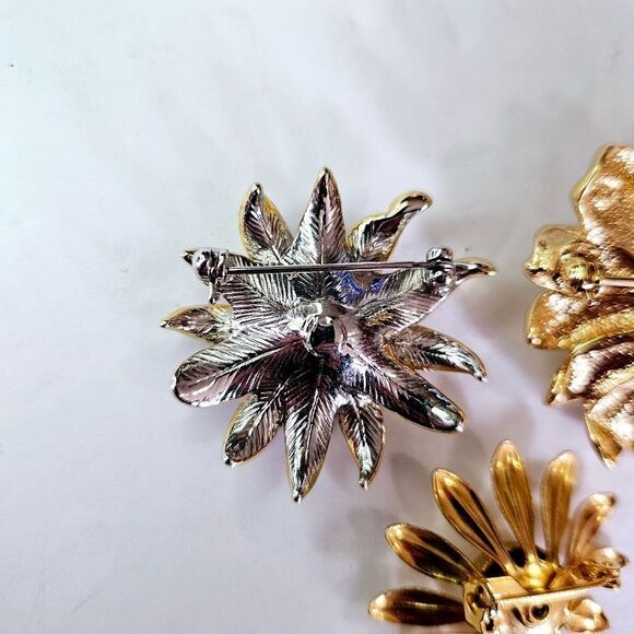 Vintage Set of Three Gold Tone Metal Floral Green Rhinestone Flower Brooch Pins - Picture 7 of 9